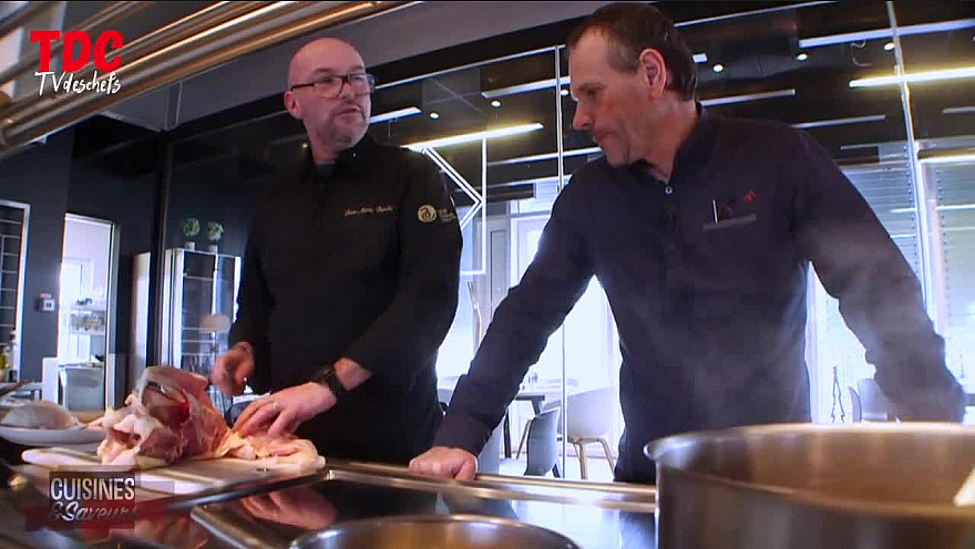 Acteurs-Locaux-Bretagne - Recette de Noël : Suprême de chapon poché, crème de langoustine, purée de chou-fleur et grue de cacao.